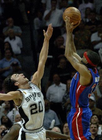 美国队员无奈因伤退出比赛,战绩斐然 美国队员无奈因伤退出比赛,战绩斐然