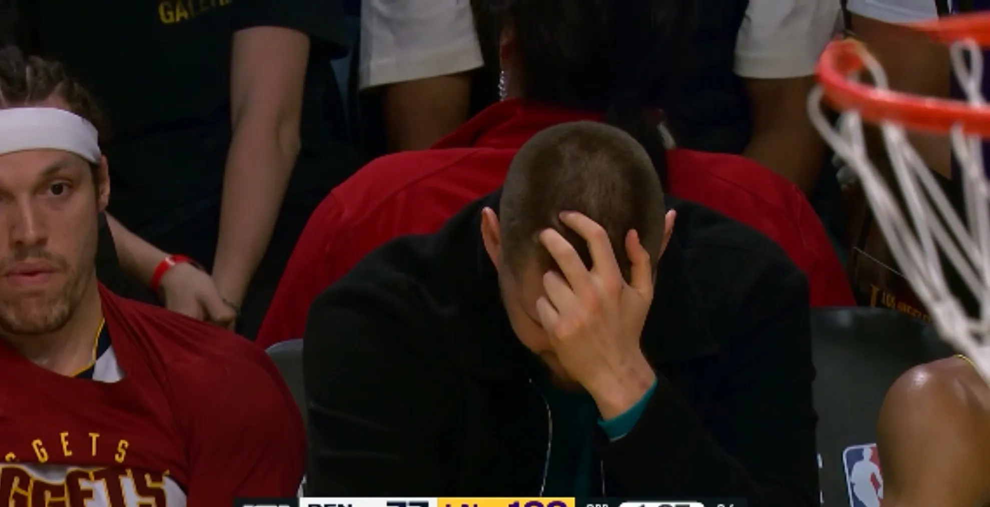 意外事件!球队比赛中场抢断后负伤离场,士气大振 意外事件!球队比赛中场抢断后负伤离场,士气大振